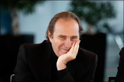 S'incruste mais fait bien dans le décor, c'est la...