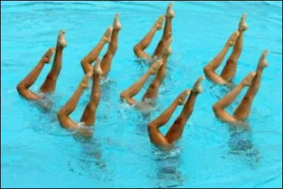 La natation synchronis&eacute;e est d&eacute;sormais ouverte aux hommes. Qu'en penses-tu ?