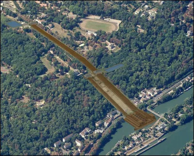 Quel est le nom du gigantesque dispositif de pompage des eaux de la Seine destiné à lalimentation hydraulique des jardins du château de Versailles ?