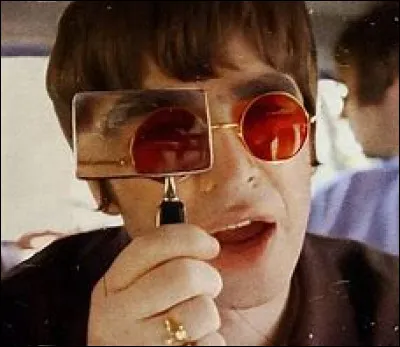 Dans quelle chanson entend-on ces paroles ? : Cos people believe that they're
Parce que les gens croient qu'ils
Gonna get away for the summer
Pourront partir pour l'été
But you and I, we live and die
Mais toi et moi, nous vivons et mourons
The world's still spinning round
Le monde tourne toujours rond
We don't know why
On ne sait pas pourquoi