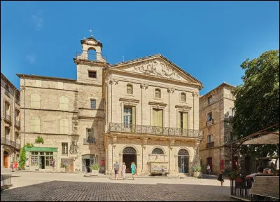 Quelle est cette ville de 7 700 habitants situ&eacute;e dans la vall&eacute;e de l'H&eacute;rault, connue pour ses rues anciennes et son patrimoine, notamment ses nombreux h&ocirc;tels particuliers des XVIe et XVIIe si&egrave;cles ?