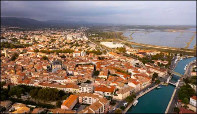 Quelle est cette ville de 23 000 habitants, ville littorale connue pour son muscat ?