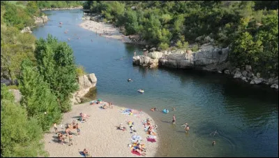 Quel est ce fleuve c&ocirc;tier, long de 135 km, qui prend sa source &agrave; 880 m d'altitude dans le sud de l'Aveyron, coule vers le sud, arrose B&eacute;ziers avant de se jeter dans la M&eacute;diterran&eacute;e ?
