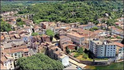 Quelle est cette ville de 5 700 habitants, ancien centre industriel, situ&eacute;e dans la vall&eacute;e de l'Orb, en bordure des parties montagneuses de l'arri&egrave;re pays ?