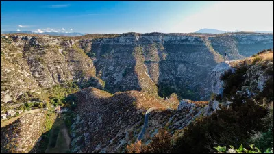 Quel est ce site du nord du d&eacute;partement, constitu&eacute; d'une vall&eacute;e encaiss&eacute;e creus&eacute;e par une petite rivi&egrave;re, la Vis ?