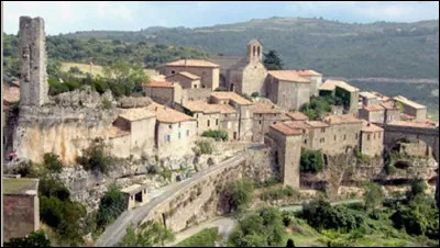 Quel est ce village situ&eacute; sur un &eacute;peron rocheux en bordure de la Montagne Noire, connu pour le massacre de sa population en 1210 lors des Croisades contre les Cathares ?