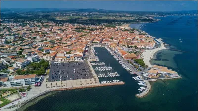Quelle est cette ville de 12 000 habitants, situ&eacute;e sur la rive nord de l'&eacute;tang de Thau, connue pour son ostr&eacute;iculture ?
