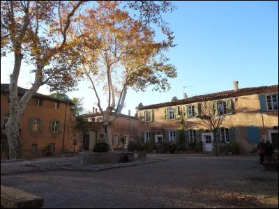 Quel est ce village qui a conserv&eacute; les b&acirc;timents de l'ancienne manufacture royale de draps cr&eacute;&eacute;e en 1673 sous Louis XIV ?