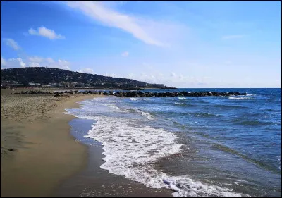Quel chanteur, n&eacute; &agrave; S&egrave;te et attach&eacute; &agrave; sa ville natale, a &eacute;crit et interpr&eacute;t&eacute; "Supplique pour &ecirc;tre enterr&eacute; &agrave; la plage de S&egrave;te" ?