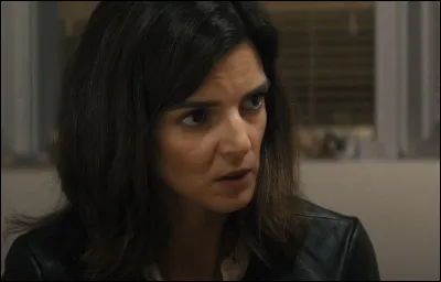 Voici le personnage d'Ana. Dans quelle série Netflix la voit-on en tant qu'avocate ?