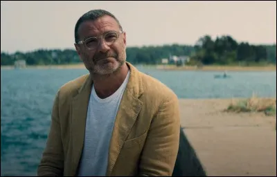 On voit ici Tag Winbury. Dans quelle série Netflix joue-t-il ? L'histoire se passe à Nantucket.