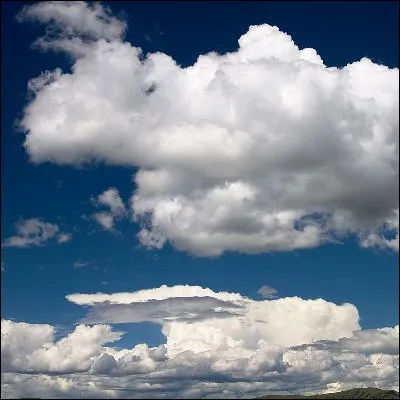 Quel guitariste de jazz, gravement blessé à la main gauche, a sorti le titre "Nuages" avec son groupe ?