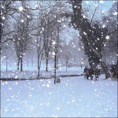 Quel territoire dune superficie de 600 000 kilomètres carrés porte un nom signifiant "demeure des neiges" ?