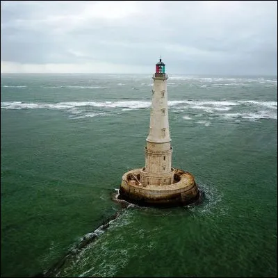 Quel phare, mis en service en 1611 et surnommé le "roi des phares", est le plus ancien phare de France encore en activité ?
