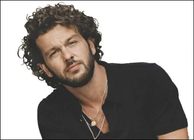 Qui est ce chanteur dont l'un des albums s'intitule ''Riche'' ?