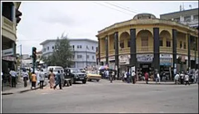 Dans quel pays se trouve Kumasi, ville de 2 millions d'habitants ?