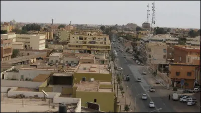 Dans quel pays se trouve Sebha, ville de 130 000 habitants ?