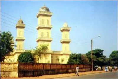 Dans quel pays se trouve Korhogo, ville de 400 000 habitants ?