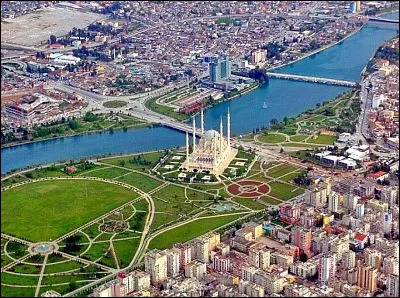 Dans quel pays se trouve Adana, ville de 1,5 million d'habitants ?