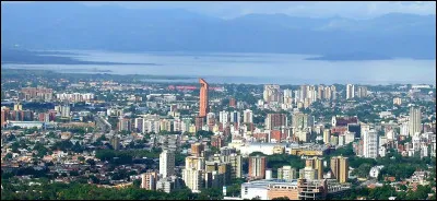 Dans quel pays se trouve Maracay, ville de 400 000 habitants ?