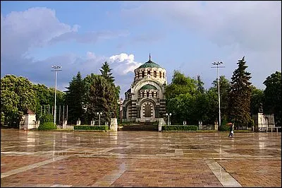 Dans quel pays se trouve Pleven, ville de 90 000 habitants ?