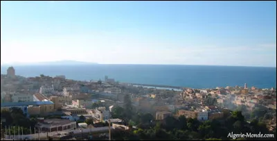 Dans quel pays se trouve Mostaganem, ville de 150 000 habitants ?