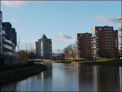 Dans quel pays se trouve Apeldoorn, ville de 160 000 habitants ?