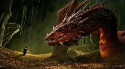 Comment se nomme le dragon du roman "Le Hobbit" qui a spolié les nains de leur royaume sous la Montagne Solitaire et a volé leur trésor ?