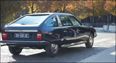 Quelle particularité esthétique présente la lunette arrière de la CX ?