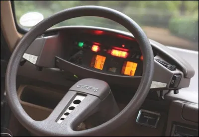 À l'intérieur, quelle était la volonté des concepteurs pour arriver à ce tableau de bord demi-lune ?