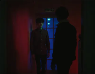 Qui croise Charlie dans un couloir ?