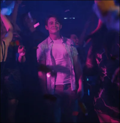 Qui Nick observe-t-il ?