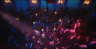 Comment s'appelle la chanson qu'on entend quand Charlie arrive à la fête ?