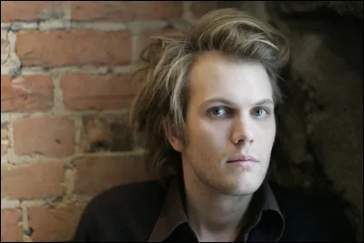 Qui est ce dramaturge français né en 1979, auteur de la pièce ''Le Mensonge'' ?