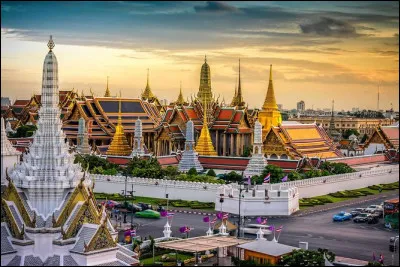 Ville et capitale de la Thaïlande, admirez le temple du Bouddha d'émeraude.