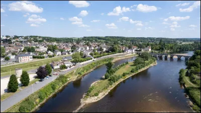 Quelle est cette petite ville de 3 300 habitants située dans le sud du département, dans la vallée de la Creuse ?