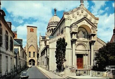 Cette basilique de Tours est consacrée à un personnage important de l'histoire du christianisme, fondateur du monachisme dans la Gaule romaine : il s'agit de ...