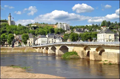 Quelle est cette ville, sous-préfecture de 8 000 habitants, située dans le sud-ouest du département, dans la vallée de la Vienne ?