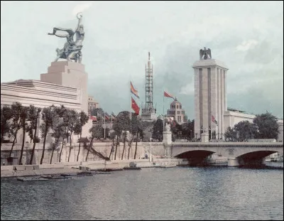 Lors de l'Exposition universelle de 1937, des statues soviétiques et allemandes se font face. Côté soviétique, on trouve "L'Ouvrier et la Kolkhozienne" de Vera Moukhina. Côté allemand, on trouve un aigle et une croix gammée, symboles nazis, d'Albert Speer. Cette Exposition universelle fut le théâtre d'une vraie propagande. Dans quelle ville eut-elle lieu ?