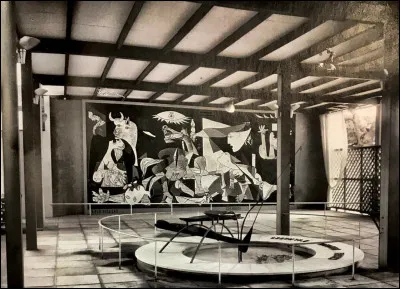 Toujours à l'Exposition universelle, on pouvait trouver une peinture de Pablo Picasso, dans le pavillon espagnol. Quel est le nom de cette uvre dénonçant le bombardement d'un village espagnol ?