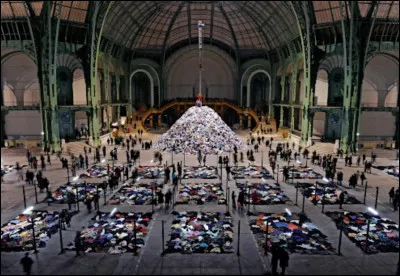 En 2010, Christian Boltanski a donné vie à son exposition "Personnes" commémorant les victimes de la Shoah. Dans quel lieu parisien cette exposition a-t-elle eu lieu ?