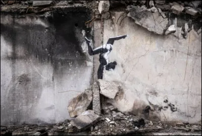 En Ukraine, pendant la guerre, un artiste britannique a réalisé cette uvre de street-art représentant une gymnaste. De qui parlons-nous ?