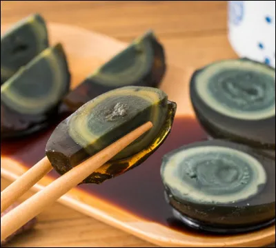 Vous vous demandez ce que c'est que cette chose ? Ce sont les ufs de 100 ans. Des ufs en gelée que l'on conserve dans de la boue et de la cendre, en les laissant pendant quelques mois. D'où nous vient cette spécialité ?