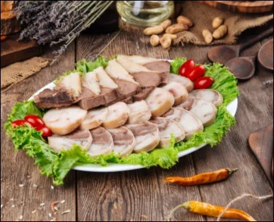 Dans quel pays mange-t-on du qarta, une sorte de saucisse à base de rectum de cheval ?