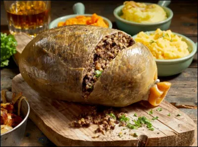 Ce plat écossais à l'apparence plutôt repoussante est composé de cur, foie et poumons de mouton broyés. Tout cela est cuit dans l'estomac du mouton ! Quel est le nom de ce plat ?