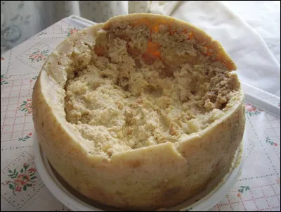 Le casu martzu, fromage de Sardaigne, a une particularité. Laquelle ?