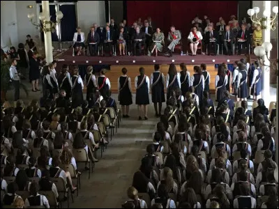 Combien y a-t-il environ d'élèves à la maison d'éducation de la Légion d'honneur ? (Collège et lycée )