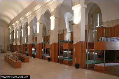 Combien coûte l'entrée à la maison d'éducation de la Légion d'honneur sans uniforme ? (C'est un internat public).