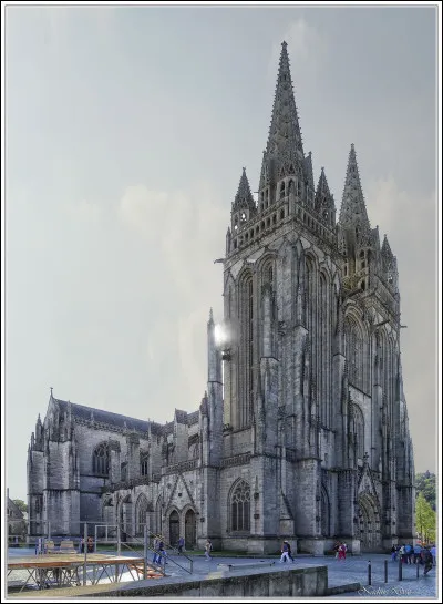 Q - Quelle est la ville bretonne connue pour sa cathédrale Saint-Corentin et son festival de musique traditionnelle, située dans le département du Finistère ?