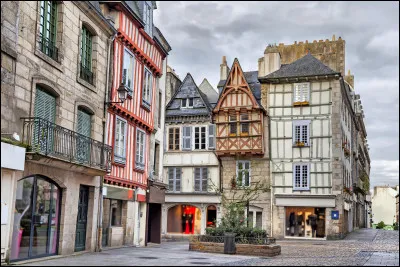 Q - Quelle est la ville bretonne connue pour sa cath&eacute;drale Saint-Corentin et son festival de musique traditionnelle, situ&eacute;e dans le d&eacute;partement du Finist&egrave;re ?
